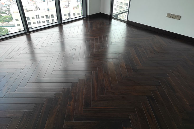 Hoàn thiện dự án lát gần 100m2 sàn gỗ chiu liu xương cá tại nhà anh Khánh  penhous tây hồ Hà Nội